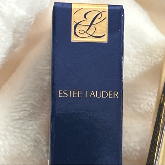 Estee Lauder Kissable LipShine #04 Majorca Kiss NEW (soft coral w/light shine) - Picture 3 of 14
